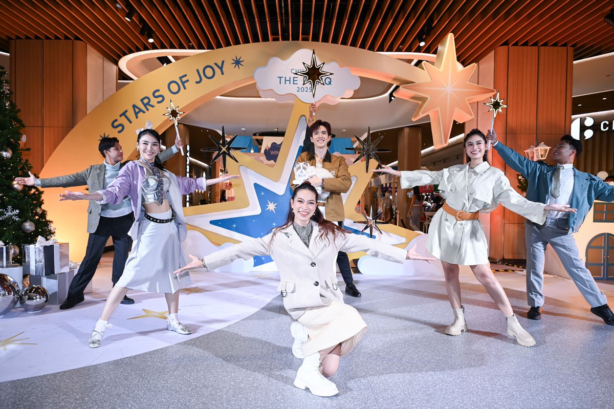 startalkent's tweet photo. เดอะ ปาร์ค (The PARQ) มอบประสบการณ์ความสุขที่ทุกคนรอคอย กับงาน CHILL AT THE PARQ 2025
#CHILLATTHEPARQ2025 #ThePARQ #LifeWellBalanced #StarsOfJoy
เทศกาลกิน ดื่ม ช้อปประจำปี ที่ได้เนรมิตรบรรยากาศคริสต์มาสในเดอะ ปาร์ค ภายใต้คอนเซ็ปต์ “Stars of Joy” พ��เศษสุดกับการต้อนรับสมาชิกสี่ขาให้ได้มาเฉลิมฉลองร่วมกันในปีนี้ ส่งท้ายปีเก่าต้อนรับปีใหม่ด้วยกิจกรรมมากมาย สนุกสนานไปกับคอนเสิร์ตสุดชิล โดย Chang Live Park พบกับศิลปินชื่อดังมากมาย พร้อมดนตรีสด และดีเจการันตีความสนุกจากร้านชงเจริญ โอสด พร้อมบูธอาหารและเครื่องดื่มมากมายในบรรยากาศสุดชิล พลาดไม่ได้กับ Winter Market โดย HBD Event ที่จัดมุมนั่งชิลพิเศษให้พาสัตว์เลี้ยงมาร่วมสังสรรค์ได้ พร้อมเวิร์คช็อปคริสต์มาสและกิจกรรมอื่นอีกมากมาย เติมเต็มความสุข รอยยิ้ม ให้ทุกคนส่งต่อพลังงานดีๆ ต่อกัน ตั้งแต่วันนี้ถึง 31 ธันวาคม 2567
นายกมลนัย ชัยเฉนียน กรรมการบริหาร บริษัท ทีซีซี แอสเซ็ทส์ (ประเทศไทย) จำกัด กล่าวว่า
“เดอะ ปาร์ค มุ่งมั่นสร้างสรรค์พื้นที่ให้เป็นคอมมูนิตี้สเปซสำหรับทุกไลฟ์สไตล์แบบ Life Well Balanced สำหรับ CHILL AT THE PARQ 2025 นี้เป็นเทศกาลแห่งการเฉลิมฉลองประจำปีของเรา โดยปีนี้เราเนรมิตพื้นที่ในเดอะ ปาร์คให้สว่างไสวในบรรยากาศคริสต์มาสภายใต้คอนเซ็ปต์ “Stars of Joy” ที่เปรียบเสมือนเดอะ ปาร์ค เป็นท้องฟ้า รายล้อมไปด้วยดวงดาวอันเป็นดั่งผู้คน���ี่ใช้ชีวิต หรือแวะมาเยือนที่นี่ ทุกคนเปล่งประกายความสดใสมอบพลังงานที่ดีให้แก่กัน นอกจากนี้ยังพิเศษกว่าทุกปี เนื่องจากเป็นปีที่เราเปิดบ้านต้อนรับน้องๆสัตว์เลี้ยงที่อยู่เคียงข้างมาร่วมแบ่งปันความสุขด้วยและร่วมเฉลิมฉลองก้าวไปสู่ปีใหม่ที่ดีขึ้นไปด้วยกันที่นี่ ”
โดยในปีนี้มีแขกรับเชิญสุดพิเศษอย่าง ฟิล์ม - ธนภัทร กาวิละ คู่กับออนนี�� – น้องแมวแสนรัก มาร่วมเปิดงาน มอบรอยยิ้มและความสดใส แบ่งปันเรื่องราวความประทับใจระหว่างสัตว์เลี้ยง พร้อมแชร์ไลฟ์สไตล์ เรื่องราวเล็ก ๆ ที่สร้างความสุขได้ทุกวัน “ผมรู้สึกเป็นเกียรติมาก ๆ ครับที่ได้มาเป็นส่วนหนึ่งของงาน CHILL AT THE PARQ 2025 ครั้งนี้ ตั้งแต่ต้นปีมานี้ผมใส่ใจตัวเองมากขึ้น และพบว่า ‘บาลานซ์’ คือคำตอบของไลฟ์สไตล์ที่ตอบโจทย์ชีวิตผมมาก ๆ ส่งผลดีต่อทั้งสุขภาพร่างกาย และจิตใจ นอกจากใส่ใจตัวเองแล้ว ผมจะให้เวลาดูแลเอาใจใส่กับลูกสาวทั้งสอง “มอลลี่ - ออนนี่” ที่คอยมอบความน่ารักสดใส ส่งพลังงานดี ๆ ให้ผมได้ผ่อนคลายจากการงานแต่ละวัน วันนี้ผมดีใจมาก ๆ ที่ทางเดอะ ปาร์ค เปิดพื้นที่ให้คนรักสัตว์ทุกคนสามารถพาสัตว์เลี้ยงเข้ามาใช้เวลาร่วมกันได้ ผมเชื่อว่าจะเป็นอีกหนึ่งคอมมูนิตี้ที่เต็มไปด้วยรอยยิ้มอย่างแน่นอน” ท��้งนี้ ฟิล์ม – ธนภัทร ยังร่วมสร้างความทรงจำดี ๆ ด้วยบทเพลงพิเศษอีกด้วย
พลาดไม่ได้กับ Chang Live Park Presents Music In The Garden ณ ลาน Q Space เพิ่มดีกรีความสนุกด้วยเสียงเพลงดนตรีสดและดีเจจากร้านชงเจริญ โอสดตั้งแต่วันที่ 25 พฤศจิกายน -10 ธันวาคม 2567 (ยกเว้นวันเสาร์อาทิตย์และวันหยุดนักขัตฤกษ์) พร้อมจัดเต็มคอนเสิร์ตจากทัพศิลปินชื่อดังท่ามกลางบรรยากาศสุดชิล อาทิ ส้ม มารี, โอ๊ต ปราโมทย์, สงกรานต์, ลุล���, กวาง AB Normal, Purpeech, Yourmood, Only Monday, Blackbeans และ 60 Miles ที่จะสลับหมุนเวียนกันมาเติมเต็มความสุข สร้างความทรงจำดีๆ ร่วมกัน วันที่ 11-20 ธันวาคม (ทุกวัน) ตั้งแต่เวลา 17.00น. – 24.00 น.
พาเรดความสุขไม่ซ้ำใครกับกิจกรรม และโปรโมชันมากมาย พิเศษสุดกับโปรโมชันส่งท้ายปีมากมายจากร้านค้า ใน เดอะ ปาร์ค ไลฟ์ รับฟรี! เทียนหอม “Stars of Joy” Scented Candle เมื่อใช้จ่ายครบ 1,500 บาท* เติมเต็มบรรยากาศอันหอมหวนและให้เปล่งประกายความอบอุ่นที่บ้าน ได้ตั้งแต่วันที่ 1 – 31 ธันวาคม
สนุกกับมุมถ่ายรูปเก๋ๆ ในบรรยากาศคริสต์มาส Stars of Joy ทุกมุมทั้งภายนอกและภายในอาคาร เพลิดเพลินกับ Winter Market ที่ HBD Event รวบรวมของขวัญ ของแต่งบ้าน สินค้า lifestyle ของใช้สัตว์เลี้ยง และอาหารร้านดังมาให้ช้อปกัน พร้อมร่วมสนุกกับกิจกรรมเวิร์คช้อปสุดน่ารักในบรรยากาศคริสมาสต์ อาทิ การประดิษฐ์ Tiny Christmas Tree การเพ้นต์แก้วไวน์ (Wine Glass Doodle) การทำ DIY Floral Diffuser และ “Bubble Bliss” Bath Bomb เติมเต็มความสนุกและเสน่ห์ของเทศกาลคริสต์มาสได้อย่างลงตัว นอกจากนี้ยังมี กิจกรรม Gift to Give ส่งต่อ เสื้อผ้า หรือสิ่งของที่ไม่ได้ใช้เป็นของขวัญให้กับชุมชนคลองเตย ตั้งแต่ 18 พฤศจิกายน – 20 ธันวาคม
ติดตามข่าวสารล่าสุดและสอบถามรายละเอียดเพิ่มเติมเกี่ยวกับงาน“CHILL AT THE PARQ 2025”
ได้ที่ Facebook: The PARQ Instagram: @THEPARQBKK Website: https://t.co/P1Fmhaoonr โทร. 02-080-5700