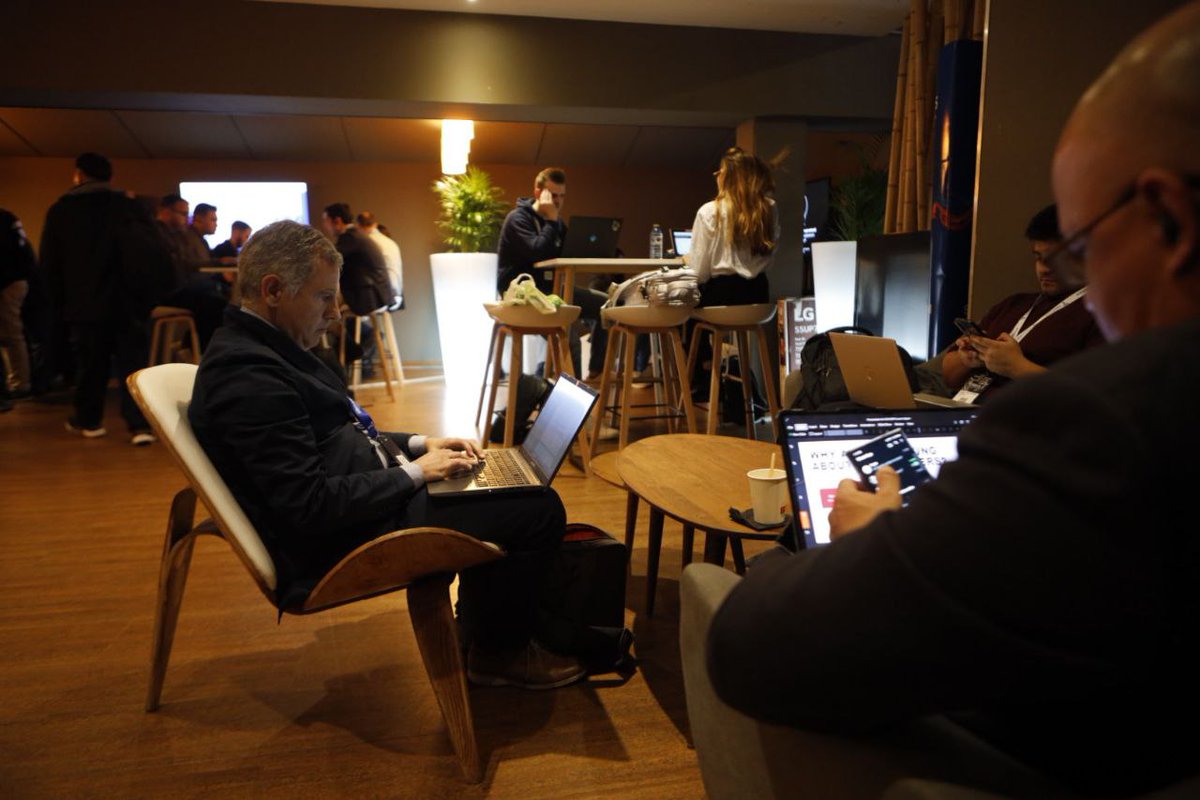 La empresa <a href="/SophosIberia/">SophosIberia</a>, como patrocinador Coworking, ha sido la encargada de acondicionar los espacios para que los más de 3.000 asistentes diarios puedan mantener reuniones y trabajar.   

#XVIIIJornadasCCNCERT | #VIJornadasESPDEFCERT