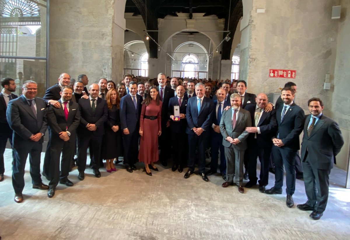 Los aristas sevillanos del <a href="/GremioArteSacro/">Asociación Gremial de Arte Sacro de Sevilla</a> con los Reyes, el Presidente de la Junta <a href="/JuanMa_Moreno/">Juanma Moreno</a> y el Alcalde se Sevilla <a href="/jlsanzalcalde/">José Luis Sanz</a> tras la entrega de la Medalla de las Bellas Artes