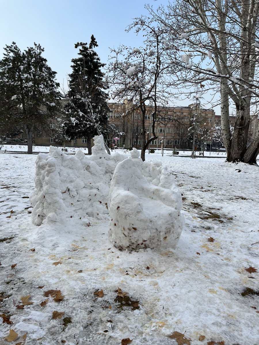 fakültenin önüne overthink koltuğu yapmışlar