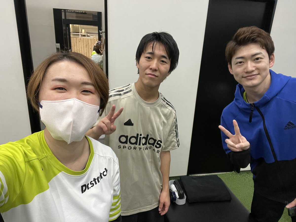 なんと！！
今日はヘルプで古巣のみなとみらい！！
何もかも懐かしく感じる。

ここには写真に写ってないが
えれな、まなとにも会えて
みんな元気で良かった☺️

火曜日メンバー！
こーせい居ないけど…笑

 #d1wgp04
 #みなとみらい
 #やるばい戸塚