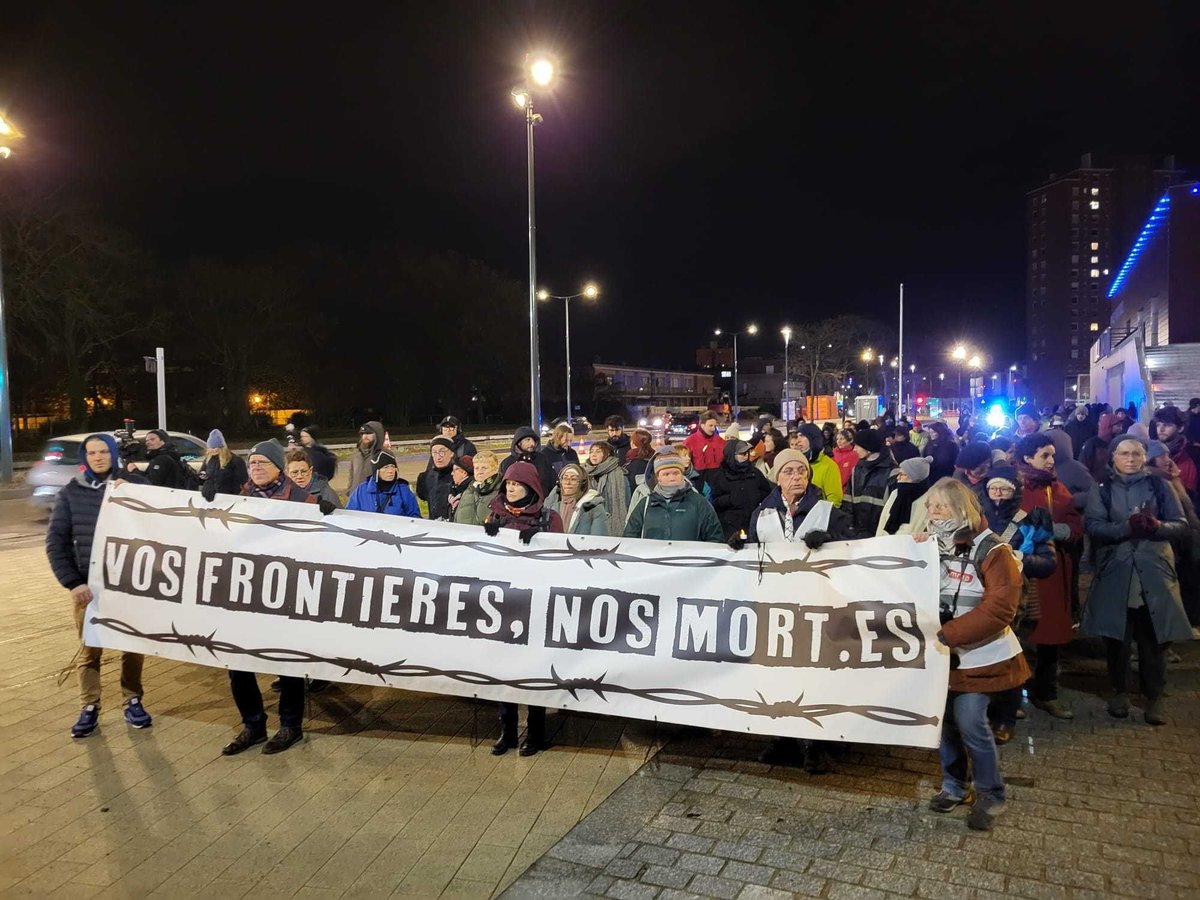 ✊Migreurop a participé samedi à la commémoration qui a rassemblé près de 200 personnes à Dunkerque, en hommage aux victimes du naufrage du 24/11/2021, durant lequel plus de 27 exilé·es sont mort·es, victimes des politiques migratoires meurtrières.
A lire: lemonde.fr/societe/articl…