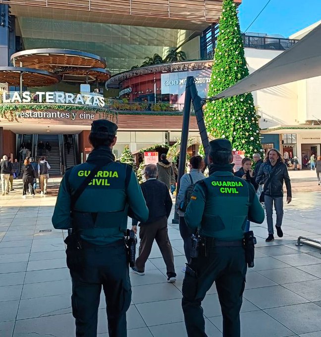 guardiacivil's tweet photo. En #Navidad reforzamos la #seguridad en zonas comerciales debido a las aglomeraciones.

✅Utiliza prendas con cierre
✅Vigila tus pertenencias en todo momento
✅No lleves todo tu dinero u objetos de valor
✅Evita empujones o acercamientos sospechosos

#AllíDondeNosNecesites📞062 https://t.co/ZQhT2Tpwa7
