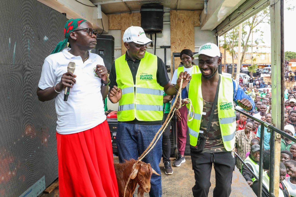 _AnnAngie's tweet photo. @SafaricomPLC caravan are in Greater Western Region this week launching a nationwide caravan to cheer &amp; create  happiness during this festive season. lots of fun activities planned &amp; gifts to be won e.g airtime/live goats/chicken,  hampers &amp; many more
#SambazaFurahaNaSafaricom https://t.co/uBZ9mAGMKo