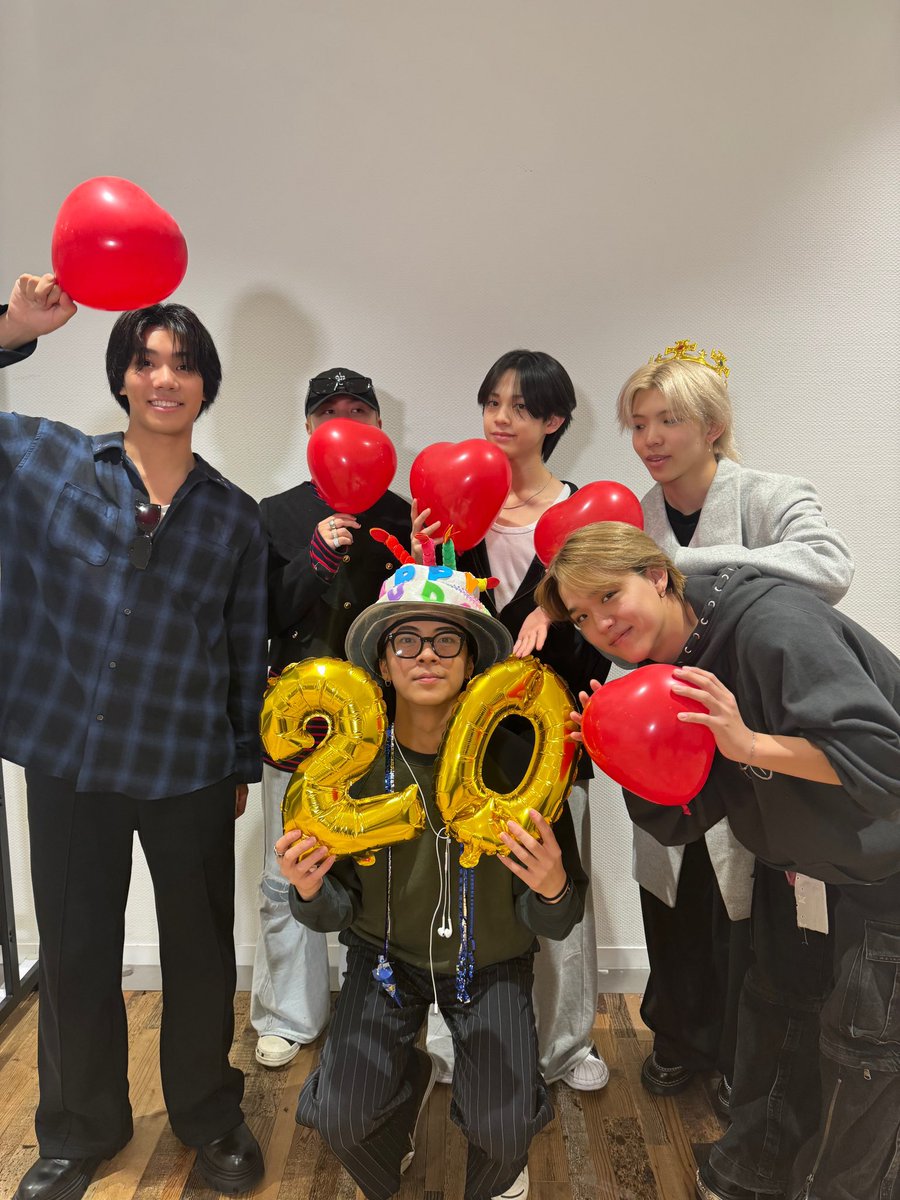 大好きなみんなに囲まれて 20歳になりました！！！ 20代の中村竜大も