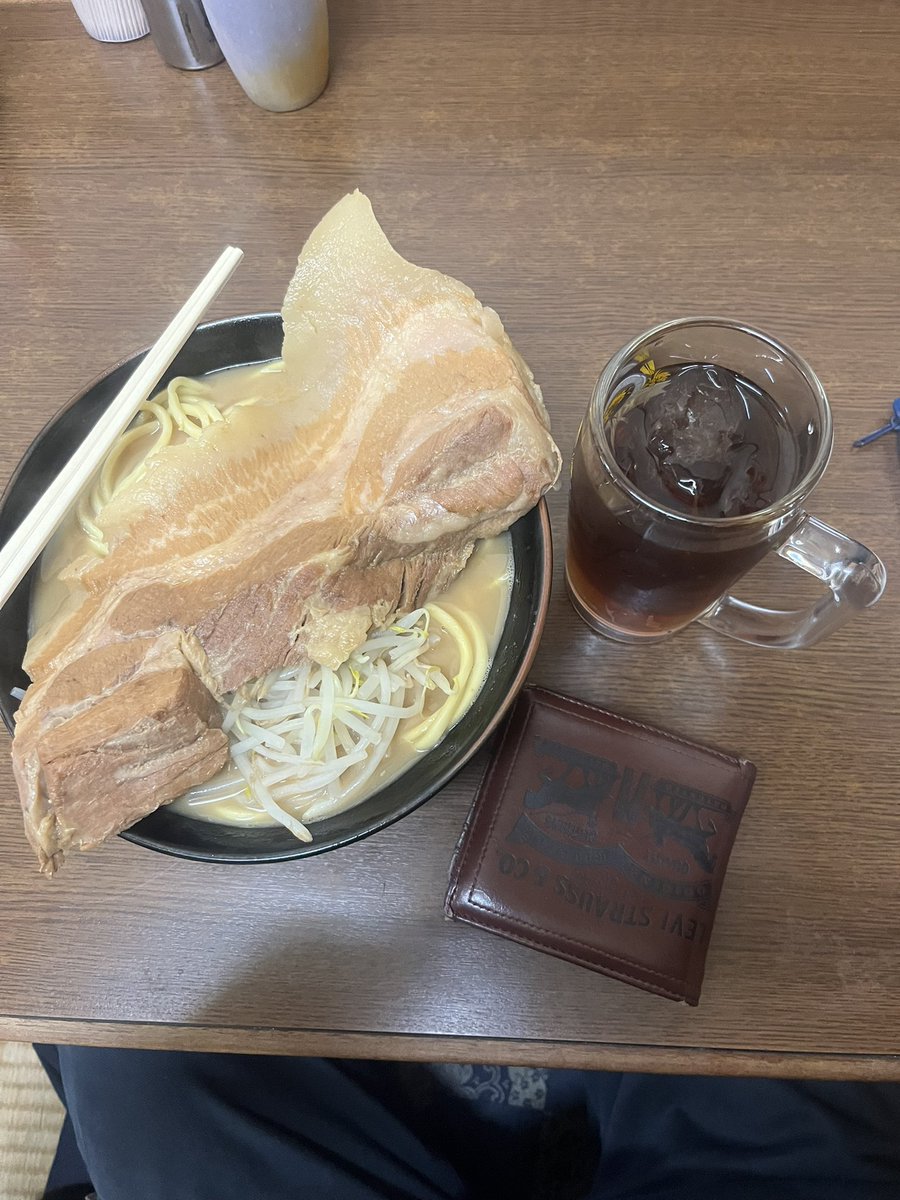defkennyda's tweet image. うまうま日記7
今夜は #ラーメンジライヤ さんに行きました。
ビックロングチャーシュー麺の醤油を頼みました。
ビックロングチャーシューが想像以上に大きくてびっくらこきました。お肉の全体に味が染み渡っていて、とてもうまうまでした。
黒烏龍茶の小も頼みました。これがあればカロリーゼロです。