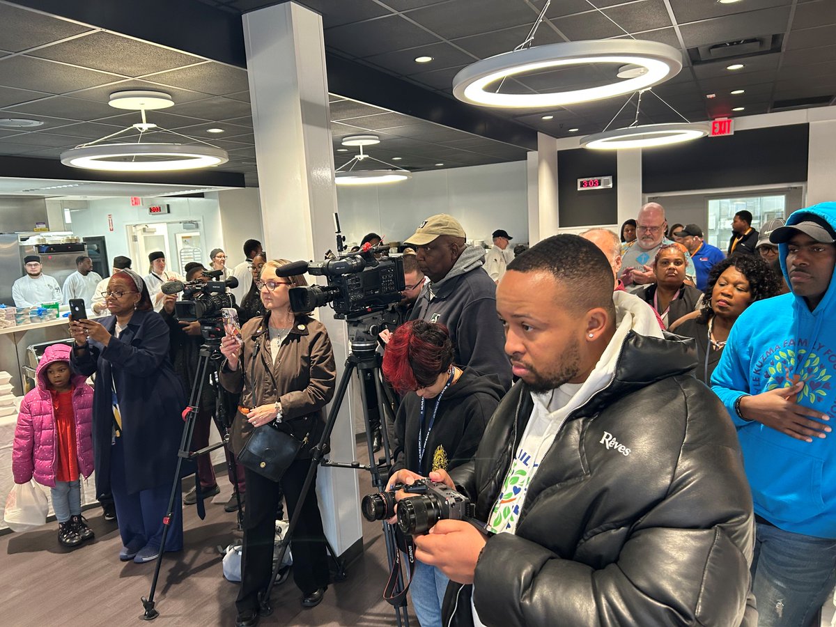 NemethMarketing's tweet photo. With every major Genesee County media outlet, we watched the @KyleKuzmaFF+@MottCollege Culinary Art Institute's chefs+students serve 500 meals to Flint.  @MTAFlint picked up at @franklinavemiss + Our Savior Luth to eliminate transportation barriers + access to healthy foods. https://t.co/QQvZeQ2qb4