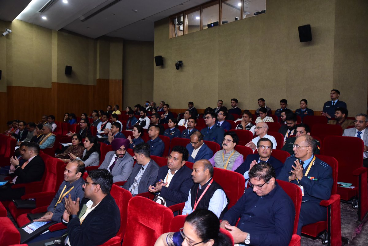 DRDO_India's tweet image. DRDO organised a seminar on #QuantumTechnology today at @iitdelhi . Experts from the armed forces, academia, industry, and National Quantum Mission shared their insights that will shape the future of #QuantumTechnoloy in defence