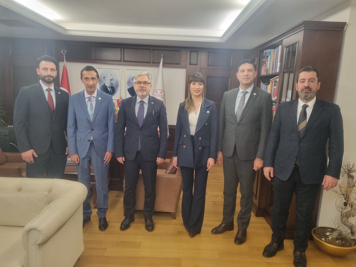 oguzozat's tweet photo. Milli Eğitim Bakan Yardımcısı Sayın Ömer Faruk YELKENCİ'yi makamında ziyaret ettik. Ziyaretimizde Milli Eğitim Bakanlığı Temel Eğitim Genel Müdürü Ebubekir Sıddık SAVAŞÇI da bulundu.

Samimi bir ortamda gerçekleşen görüşmede, sendikamızın öğretmenler ve eğitim çalışanlarının talep ve sorunlarını içeren dosyayı Sayın Bakan Yardımcısına sunduk.

Ziyaret kapsamında ele alınan konular:

•2024 KPSS ile tercihte bulunacak öğretmenlerimiz için yüksek atama

•İlk ve Ortaokul öğretmenlerinin sorunları 

•Öğretmen atama mülakatı sonrası kontenjan dışı kalarak mağdur olan öğretmenlere ek kontenjan verilmesi,

•Engelli öğretmen atamaları,

•Görevde Yükselme ve Unvan Değişikliği Sınavı’nın iki yılda bir gerçekleştirilmesi,

•Aile birliğini tehlikeye atan resen atama uygulamasının iptali,

•Kabartma yazılı ders kitaplarının, okullar açıldığı tarihte görme engelli öğretmen ve öğrencilere ulaştırılması,

•Elektronik Belge Yönetim Sistemi’nin (EBYS), bakanlık bünyesindeki görme engelli personel için erişilebilir hale getirilmesi,

•Uzman Öğretmenlik süresinin 3, Başöğretmenlik süresinin ise 5 yıl olarak düzenlenmesi,

•Özür grubu atamalarının 28 Şubat’a alınması,

•Her okula PDR normu verilmesi ve normun belirlenmesinde öğrenci sayısının -30 olarak düzenlenmesi.

Nazik kabulleri ve samimi yaklaşımlarından dolayı Milli Eğitim Bakan Yardımcısı Sayın Ömer Faruk YELKENCİ'ye ve Milli Eğitim Bakanlığı Temel Eğitim Genel Müdürü Ebubekir Sıddık SAVAŞÇI'ya teşekkür ederim.

@tcmeb 
@farukyelkenci
@ebubekirsavasci