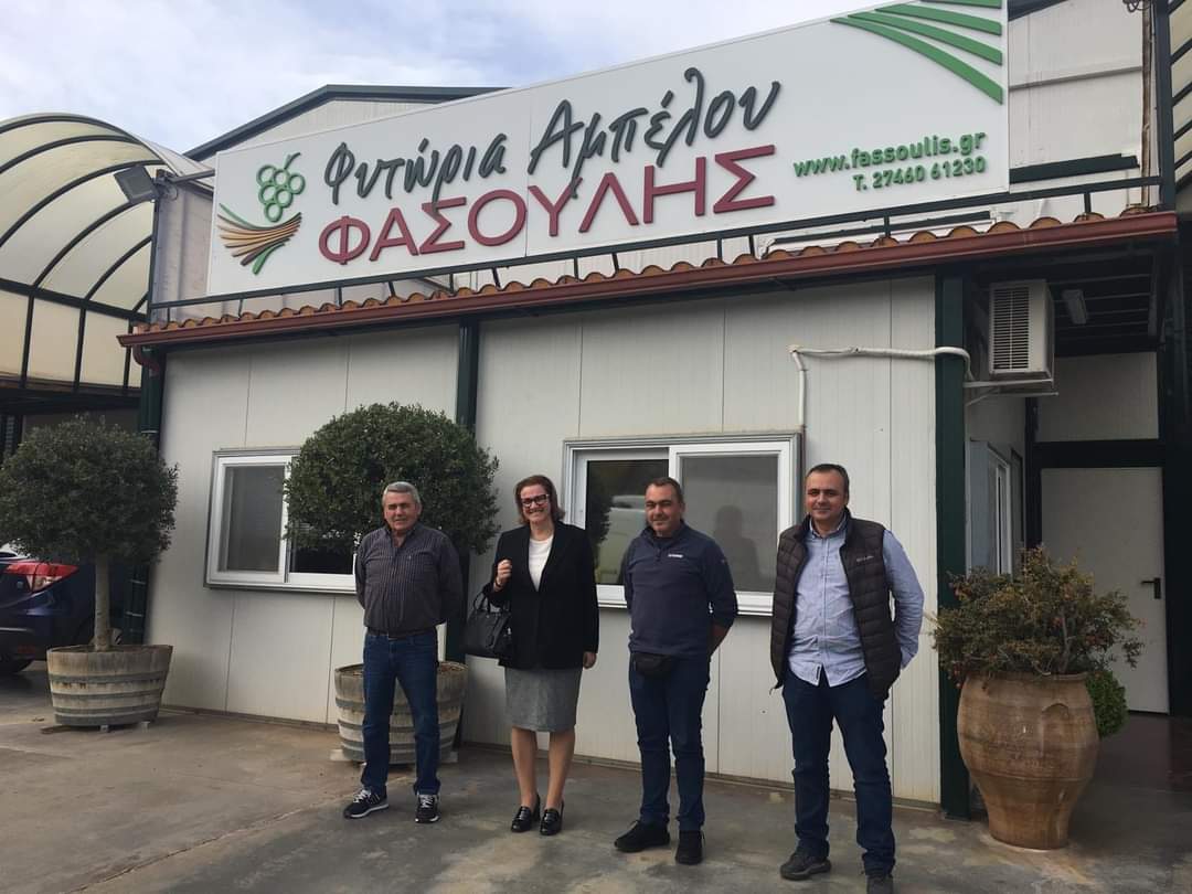 msoukouli's tweet photo. #Δίπλα_στη_Νεμέα.  Ενημερώθηκα από τον φίλο Δήμαρχο  για τα τρέχοντα προβλήματα της περιοχής κ συζητήσαμε για πρωτοβουλίες επίλυσης τους. Παράλληλα επισκέφθηκα τα Φυτώρια Φασούλης στο #Λεόντιο και το Ελαιοτριβείο Κουτσοδήμου στο #Πέτρι. #marilenasoukouli #korinthia https://t.co/SV7Jp2R2dd