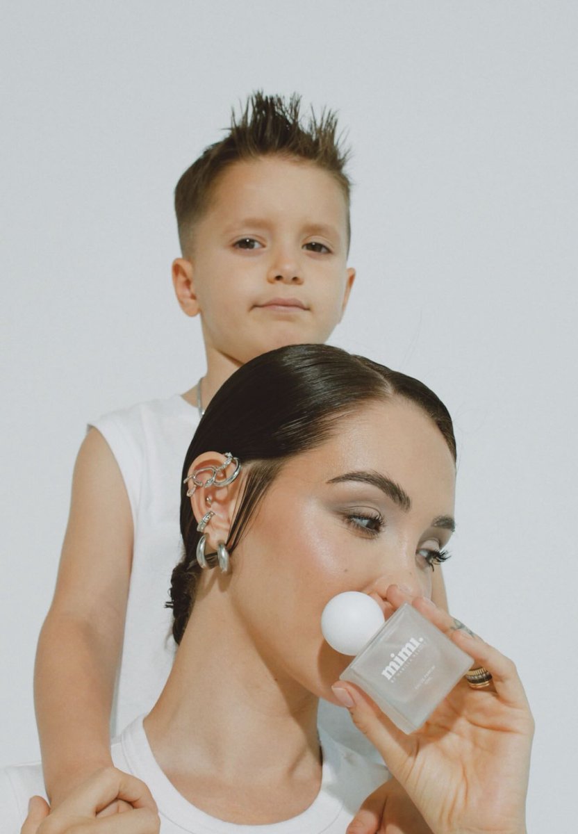 GossipRoomOff's tweet photo. 🚨 Nabilla et son fils Milann, 5 ans, lancent un parfum mixte pour enfants !

Avec l’aide de sa maman, Milann a imaginé "Mimi", un parfum doux et délicat spécialement conçu pour les enfants. En collaboration avec un grand parfumeur, ce parfum associe des notes d’agrumes pour leur vivacité, de fleurs blanches pour leur délicatesse et de musc blanc pour une fraîcheur apaisante.

Sa formule est adaptée aux peaux sensibles et promet un univers de tendresse pour vos petits aventuriers. Disponible sur le site de Smallable au prix de 38 € les 50 mL, Mimi célèbre l’innocence et l’émerveillement de l’enfance.

Une création par un enfant, pour les enfants, qui saura séduire les petits comme les grands ! 🧸🤍 (via Instagram)
