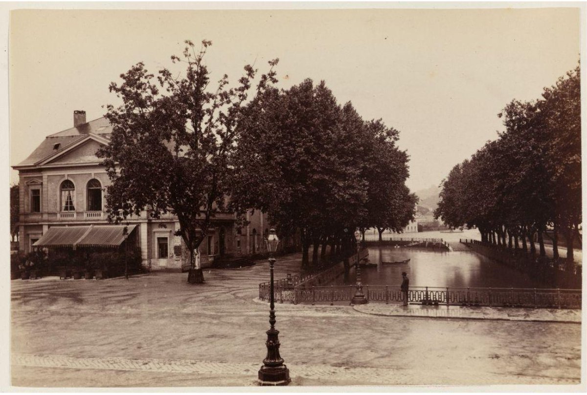 Retour dans le passé avec ces photos historiques du théâtre d'Annecy entre la fin du 19ᵉ et le début du 20ᵉ siècle. ⌛️

© B.F., Paris "Lux" | 1900
© Ernest Bovier | 1881-1890
© La Cigogne | 1921