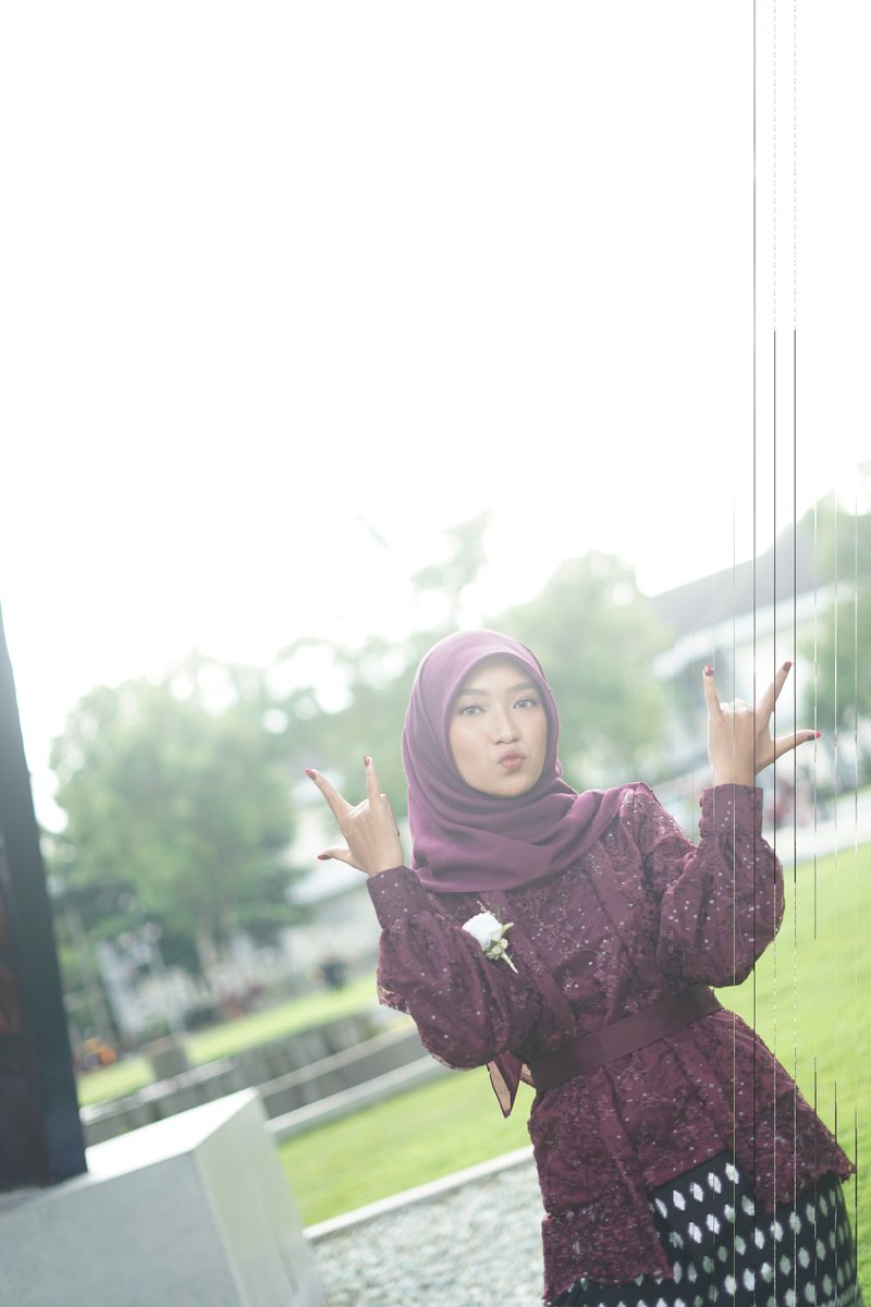 strawbermiw's tweet photo. Padahal niat awal mau jadi coquette girl, baju udah dijahit pake pita gede di belakang tapi tetep aja kembali ke settingan pabrik. Thanks to @ijovibrant udah bantuin dari pagi + jadi fotografer selama sumpah profesi kemariin (plis aku ga bisa milih foto karena BAGUS SEMUA) https://t.co/BfiNSGrD9h