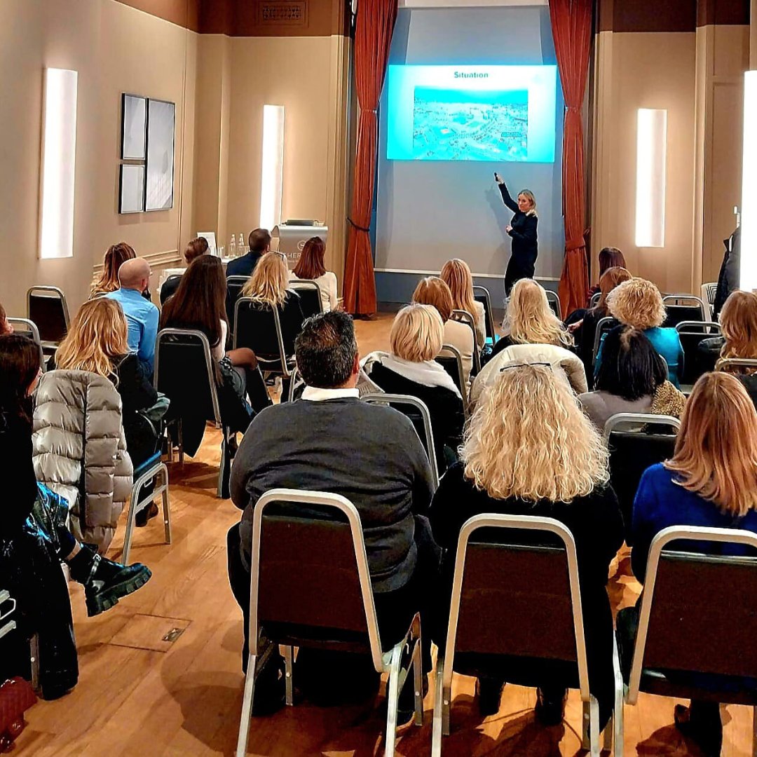 El lunes estuvimos en Catalunya Meetings and Sports en Milán, conectando con 40 agencias italianas de #MICE, #Corporate y #Deportes. Descubre cómo Evenia Olympic combina instalaciones de primer nivel y servicios personalizados. 📩 ¡Contáctanos! 👉 es.eveniahotels.com