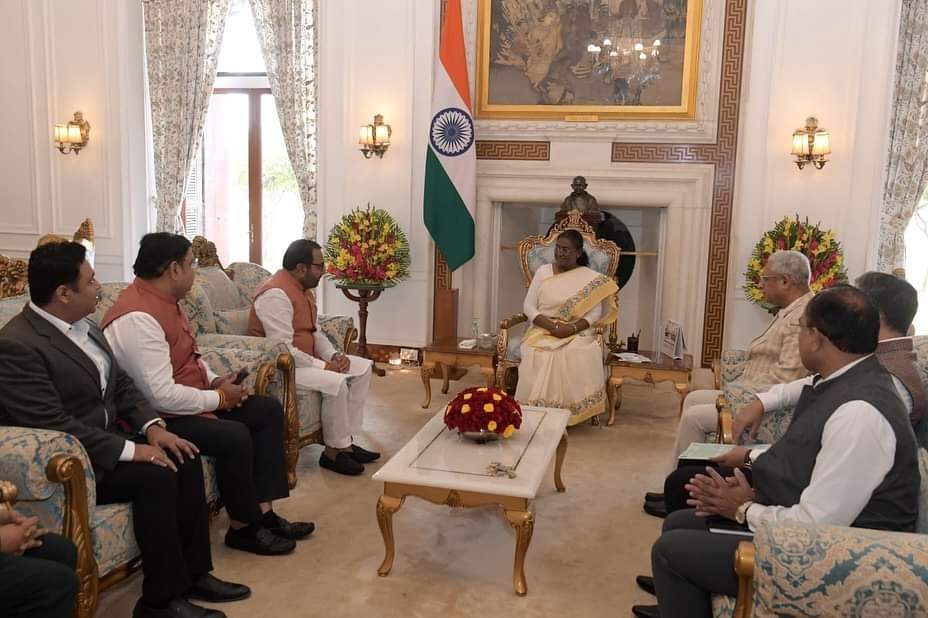 #DeshKePrakritiParikshan अभियान की शुरुआत माननीया राष्ट्रपति श्रीमती द्रौपदी मुर्मू जी के प्रकृति परीक्षण से हुई।
  माननीय प्रधानमंत्री श्री नरेंद्र मोदी जी के “हर घर आयुर्वेद”के विज़न को साकार करने के अभियान का नेतृत्व 4 लाख से अधिक आयुर्वेद छात्र,शिक्षक और चिकित्सक कर रहे हैं।