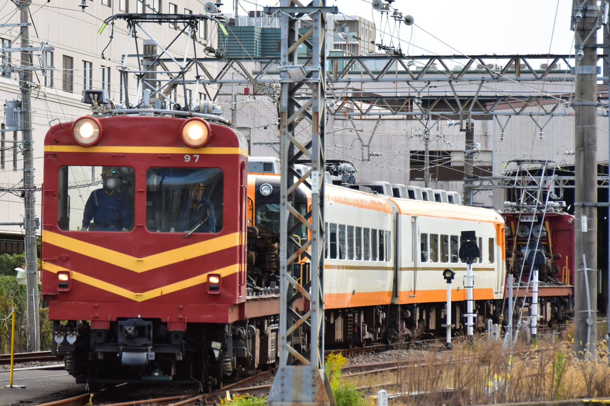 Mie_Walker's tweet photo. 2024.11.27
電動貨車にサンドされ回送準備終了後は留置線でしばしのお別れ撮影会📷️
#近鉄16000系
#Y07
#電動貨車
#モトサンド https://t.co/EXdK19mzoz
