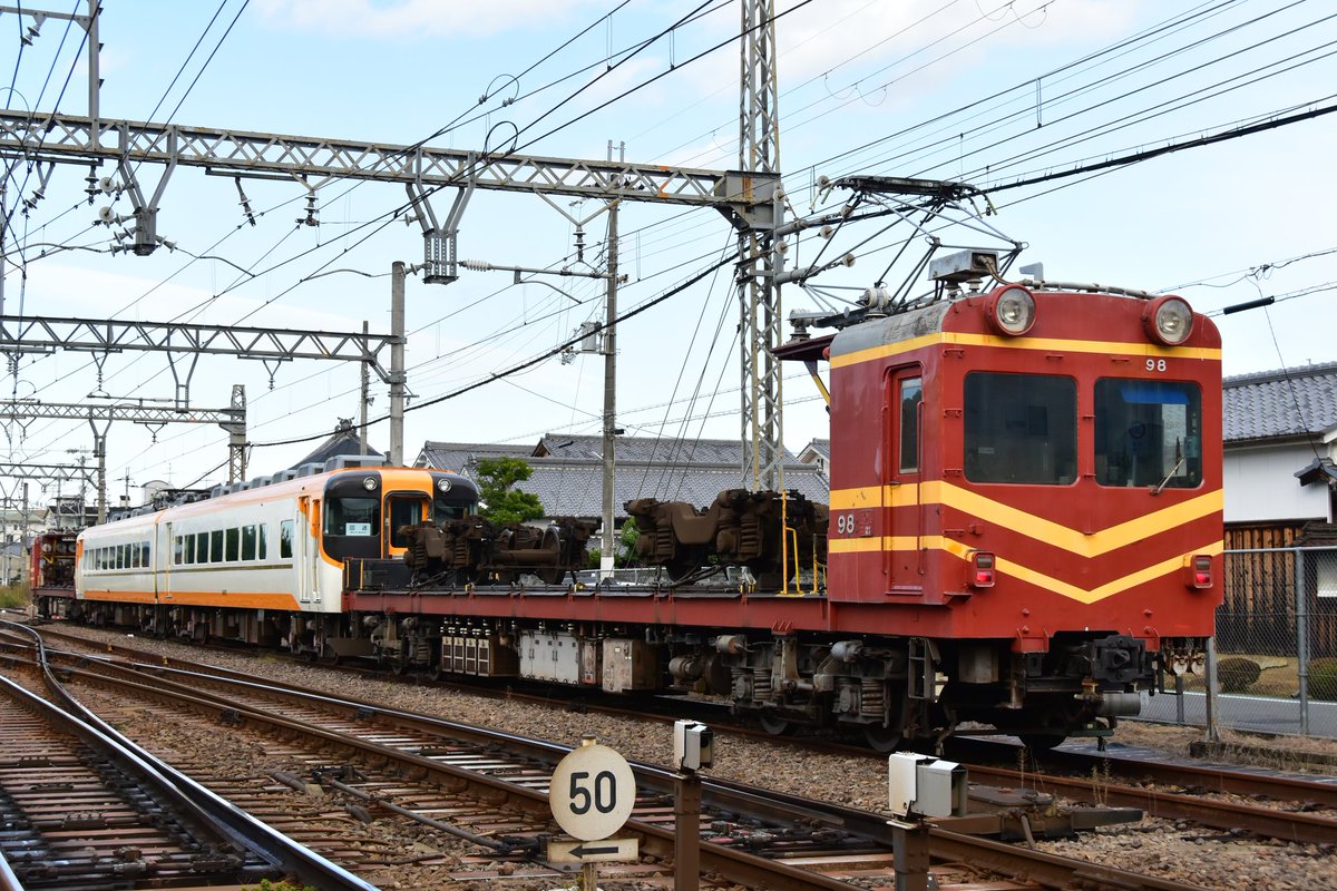 Mie_Walker's tweet photo. 2024.11.27
電動貨車にサンドされ回送準備終了後は留置線でしばしのお別れ撮影会📷️
#近鉄16000系
#Y07
#電動貨車
#モトサンド https://t.co/EXdK19mzoz