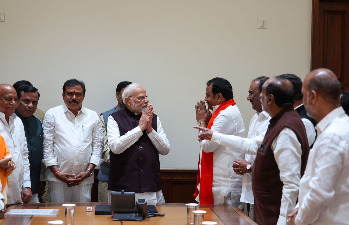 narendramodi's tweet photo. తెలంగాణ బీజేపీ శాసనసభ్యులతో, ఎంపీలతో చాలా మంచి సమావేశం జరిగింది.

రాష్ట్రంలో మా పార్టీ ఉనికి వేగంగా విస్తరిస్తోంది. తెలంగాణ ప్రజలు ఇప్పటికే కాంగ్రెస్‌తో విసిగిపోయారు అంతేకాక బీఆర్‌ఎస్ దుష్టపాలన వల్ల కలిగిన భయంకరమైన జ్ఞాపకాలతో ఉన్నారు. ఎంతో ఆశతో బీజేపీ వైపు చూస్తున్నారు.

కాంగ్రెస్‌, బీఆర్‌ఎస్‌ల ప్రజా వ్యతిరేక విధానాలకు వ్యతిరేకంగా భాజపా తన స్వరాన్ని గట్టిగా వినిపిస్తూనే ఉంటుంది. మా కార్యకర్తలు మా అభివృద్ధి ఎజెండాను వివరిస్తూనే ఉంటారు.

@BJP4Telangana