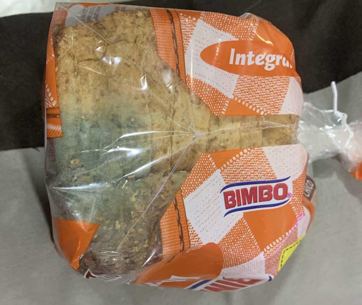 claudiabedolla's tweet photo. @BimboMx @Grupo_Bimbo así el producto de Bimbo en las tiendas todo enlamado https://t.co/r5Uptb3Eyw