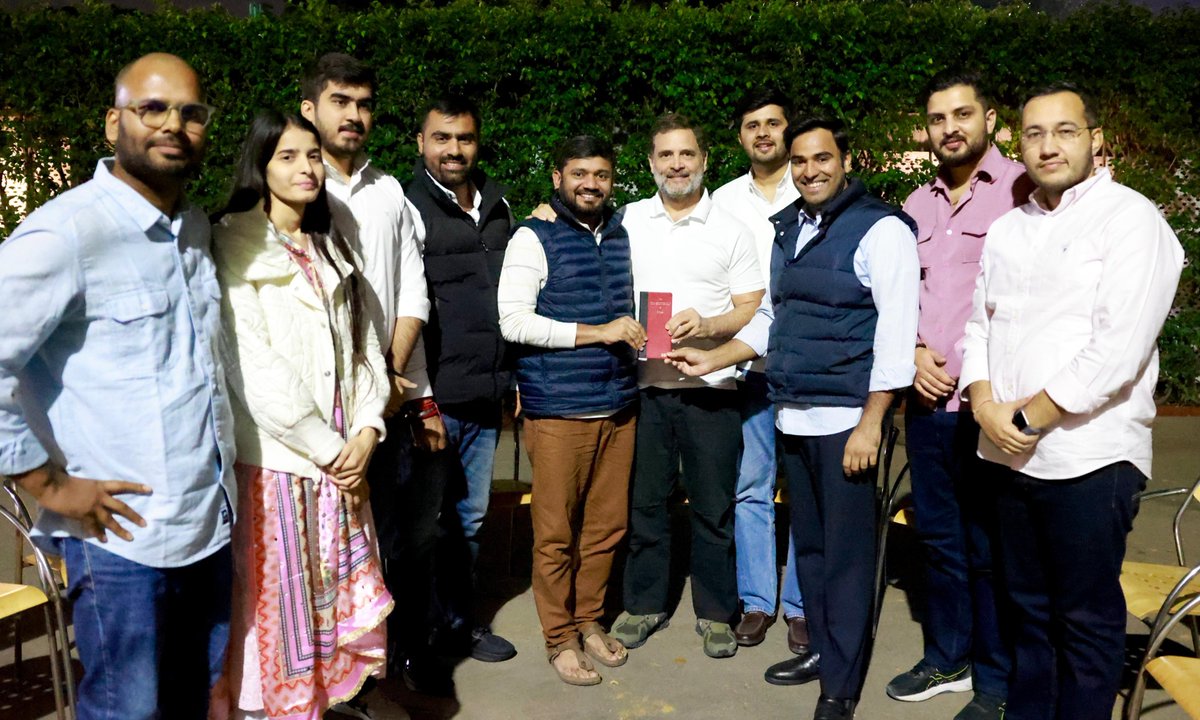 INCIndia's tweet photo. आज नेता विपक्ष श्री @RahulGandhi ने @nsui की DUSU टीम से मुलाकात की।
इस मौके पर NSUI प्रभारी @kanhaiyakumar जी और NSUI अध्यक्ष @varunchoudhary2 जी मौजूद रहे। https://t.co/R46DcfVbkV