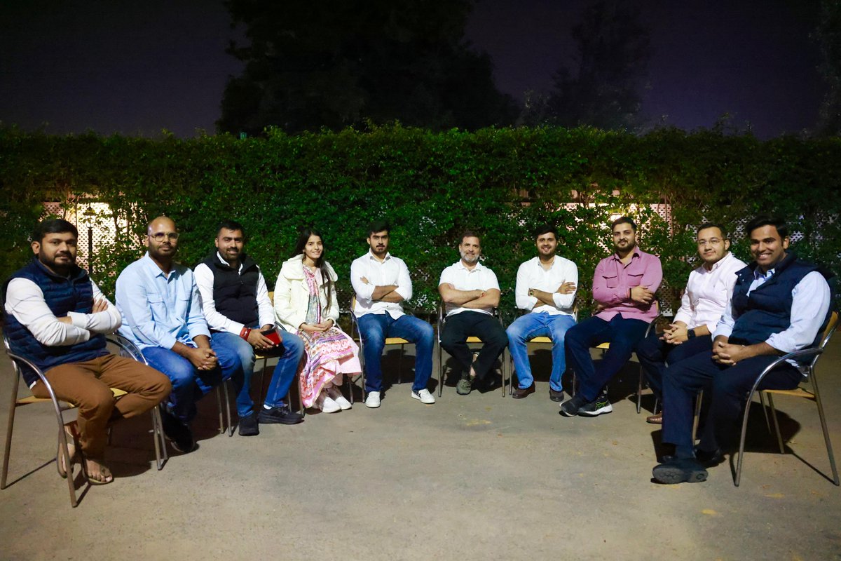 आज नेता विपक्ष श्री <a href="/RahulGandhi/">Rahul Gandhi</a> ने <a href="/nsui/">NSUI</a> की DUSU टीम से मुलाकात की।  

इस मौके पर NSUI प्रभारी <a href="/kanhaiyakumar/">Kanhaiya Kumar</a> जी और NSUI अध्यक्ष <a href="/varunchoudhary2/">Varun Choudhary</a> जी मौजूद रहे।