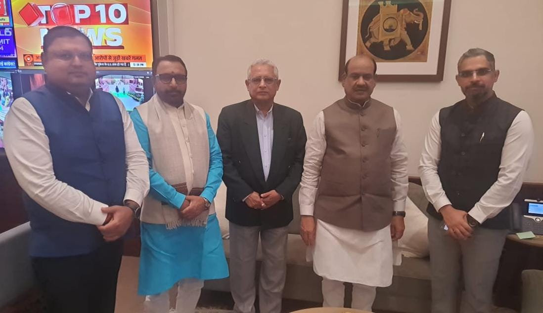 देश का प्रकृति परीक्षण अभियान के दूसरे दिन *लोकसभा अध्यक्ष माननीय ओम बिरला जी* का प्रकृति परीक्षण किया गया ।
      लोकसभा अध्यक्ष जी के प्रकृति परीक्षण के दौरान केंद्रीय आयुष मंत्री सम्माननीय प्रतापराव जाधव जी, एन.सी.आई.एस.एम. के सभापति वैद्य जयंत देवपुजारी जी भी उपस्थित थे।