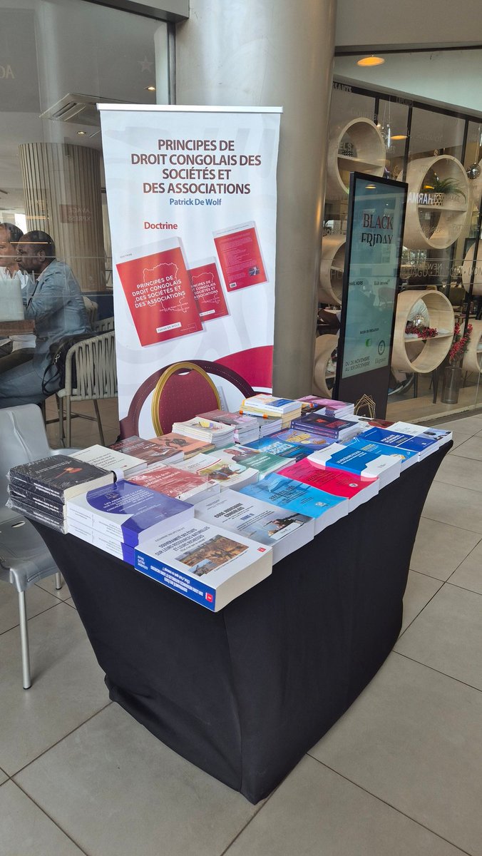 patrickdewolf1's tweet photo. Les "Principes" (édition octobre 2024, préface R. Masamba) rencontrent un franc succès. Ici au point de vente du Rotana à Kinshasa. Et sur le site des Éditions de la Gombe https://t.co/c5odWfSCog. Vous aussi procurez-vous votre exemplaire 🙏 https://t.co/gkubdmhCNh