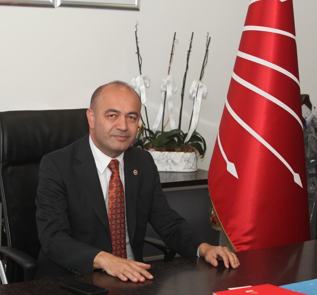 CHP Genel Başkan Yardımcısı Özgür Karabat:

“Cumhurbaşkanı Erdoğan’ın Bakü’ye beraberinde götürdüğü 1.860 kişinin devlete maliyeti 95 milyon TL. 

Okullarımız pislik içinde, çoğu okulda kaloriferlerin yanmadığı haberleri geliyor. Çocuklarımız hasta oluyor. Ama bakıyorsunuz, AKP