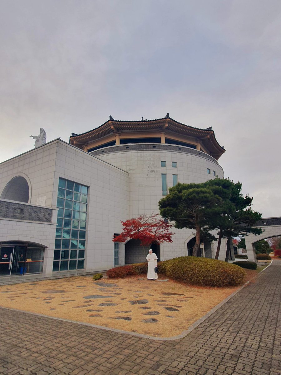 GunnersburySch's tweet image. In the afternoon, Gunnersbury boys and their Korean friends visited the International Catholic Shrine for Haemi Martyrs