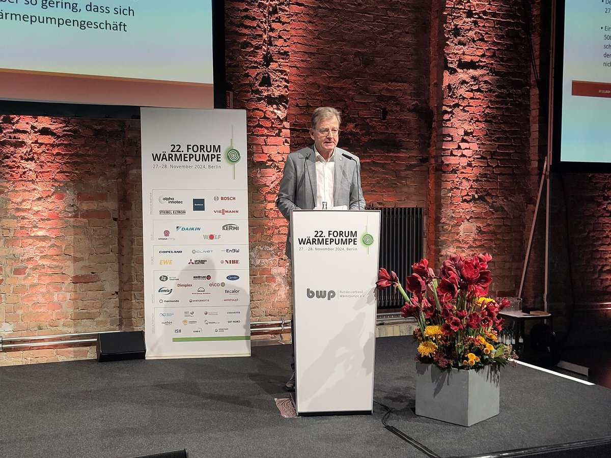 BWPev's tweet photo. "Wir haben einen ganz erheblichen Sanierungsstau" stellt Andreas Koch-Martin, Geschäftsführer SHK-Innung Berlin auf dem 22. #FORUMwp fest. Die Wärmepumpen-Installation müsse vor diesem Hintergrund erheblich schneller werden. https://t.co/Angvqp9UXX