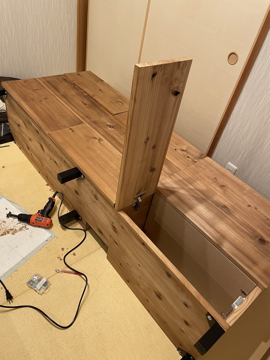 EMI17956397's tweet photo. 9枚の扉の取り付け完了〜🙆‍♂️
これまでの作業で一番大変だった、、 https://t.co/gR8L3asoVu