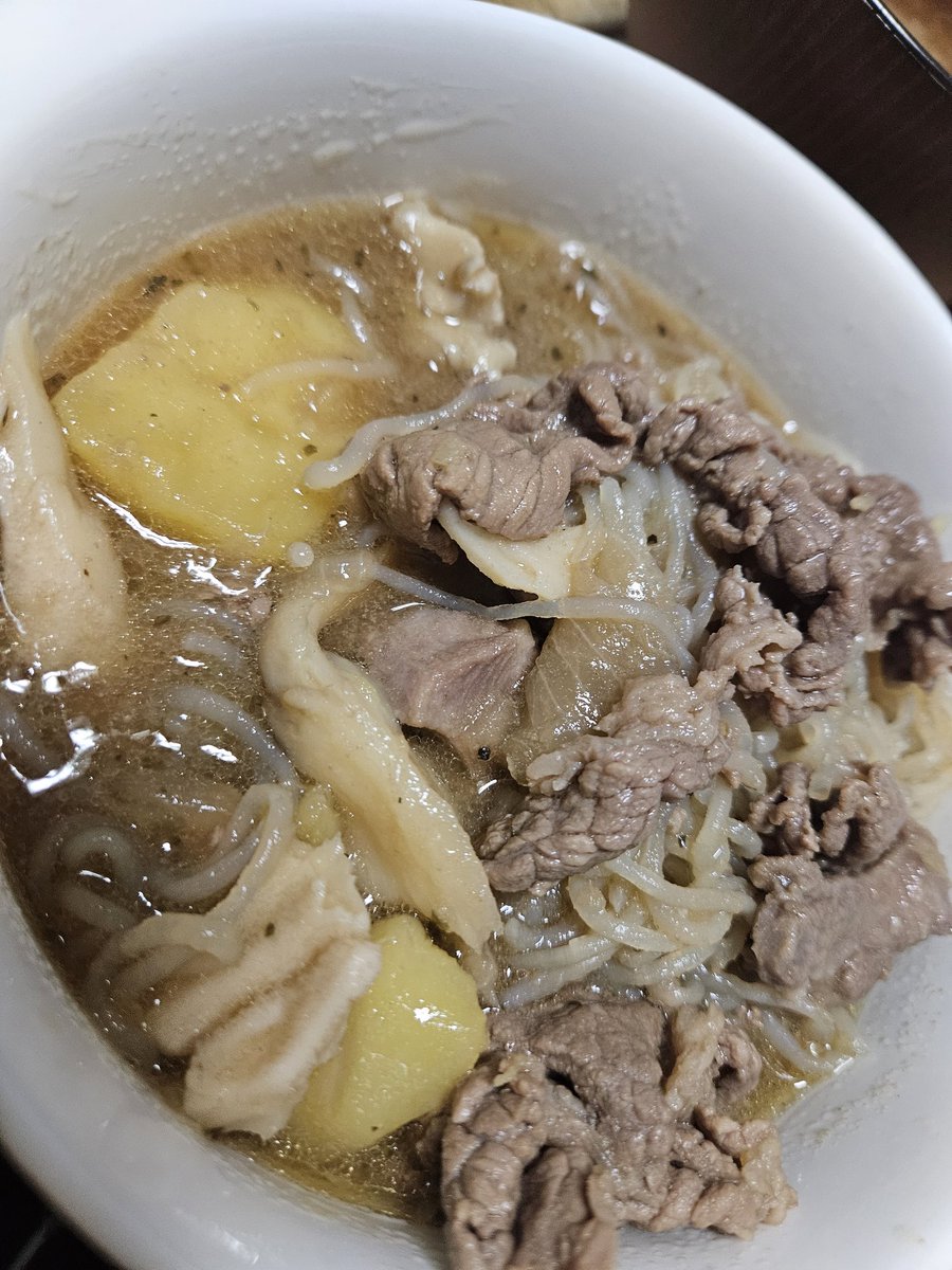nikesake's tweet photo. 今日は昨日から意気込んで作ってくれた彼さんお手製肉じゃがでした〜🫶
めちゃくちゃ美味しかったし、何より「明日は肉じゃがだから早く帰っておいで！」って満面の笑みで言ってたのが可愛すぎた🫣︎💕︎
前日から仕込みって素晴らしすぎる...（仕込み姿を横目で見てテレビ見てた私） https://t.co/iY4DQQ51oN