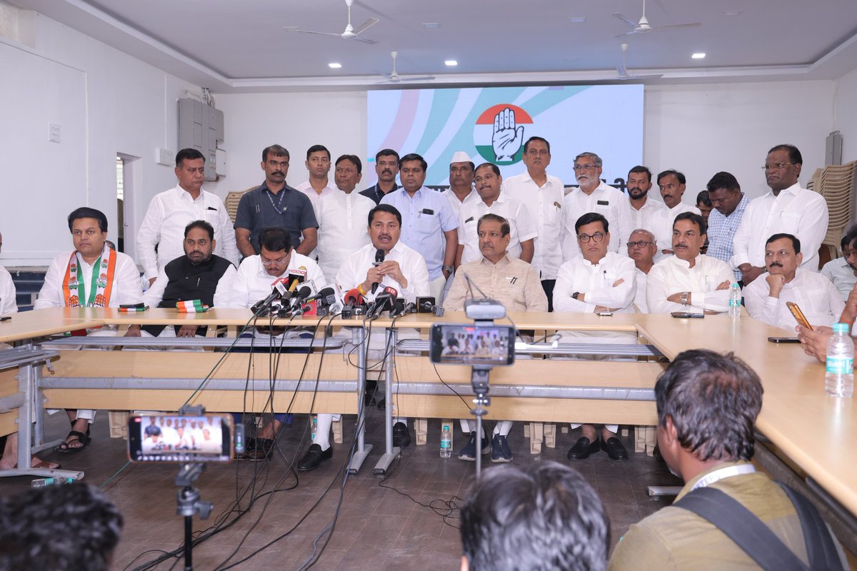 NANA_PATOLE's tweet photo. महाराष्ट्र विधानसभा निवडणूक निकालासंदर्भातच काँग्रेस पक्षाची भूमिका मांडण्यासाठी आज टिळक भवन, मुंबई येथे पत्रकार परिषदेचे आयोजन करण्यात आले होते. यावेळी महाराष्ट्राचे माजी मुख्यमंत्री श्री. पृथ्वीराज चव्हाण, माजी महसूल मंत्री श्री. बाळासाहेब थोरात, माजी विरोधी पक्षनेते श्री. विजय वडेट्टीवार, आ. नितीन राऊत, आ.अमित देशमुख आदी मान्यवर व पदाधिकारी उपस्थित होते. 

जनतेला वाऱ्यावर सोडावे लागले तरी चालेल परंतु नरेंद्र मोदींच्या 'मित्रा'च्या आदेशाशिवाय राज्याला मुख्यमंत्री मिळणार नाही, हे दुर्दैव आहे. आम्ही मत दिलं नाही तरीही हे सरकार निवडून कसं आलं? हा अनेक पत्रकार, विद्वान आणि जनतेला पडलेला प्रश्न आहे.  

काँग्रेस पक्षातर्फे 'भारत जोडो' यात्रेच्या धर्तीवर 'स्वाक्षरी मोहीम' राबवून देशाचे महामहिम राष्ट्रपती, पंतप्रधान, सरन्यायाधीश आणि निवडणूक आयोग प्रमुखांना बॅलेट पेपरने निवडणूक घेऊन जनतेचा कौल घेण्यासाठी निवेदन देण्यात येणार आहे. आपल्या मताचा योग्य वापर व्हावा ही जनभावना असते. लोकशाही आणि लोक तांत्रिक व्यवस्था वाचवण्यासाठी मा. राहुल गांधी यांच्या नेतृत्त्वात काँग्रेस पक्षाच्या वतीने ही मोहीम सुरू करण्यात येणार आहे.

#Congress
