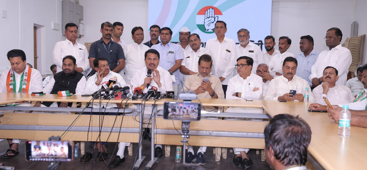 NANA_PATOLE's tweet photo. महाराष्ट्र विधानसभा निवडणूक निकालासंदर्भातच काँग्रेस पक्षाची भूमिका मांडण्यासाठी आज टिळक भवन, मुंबई येथे पत्रकार परिषदेचे आयोजन करण्यात आले होते. यावेळी महाराष्ट्राचे माजी मुख्यमंत्री श्री. पृथ्वीराज चव्हाण, माजी महसूल मंत्री श्री. बाळासाहेब थोरात, माजी विरोधी पक्षनेते श्री. विजय वडेट्टीवार, आ. नितीन राऊत, आ.अमित देशमुख आदी मान्यवर व पदाधिकारी उपस्थित होते. 

जनतेला वाऱ्यावर सोडावे लागले तरी चालेल परंतु नरेंद्र मोदींच्या 'मित्रा'च्या आदेशाशिवाय राज्याला मुख्यमंत्री मिळणार नाही, हे दुर्दैव आहे. आम्ही मत दिलं नाही तरीही हे सरकार निवडून कसं आलं? हा अनेक पत्रकार, विद्वान आणि जनतेला पडलेला प्रश्न आहे.  

काँग्रेस पक्षातर्फे 'भारत जोडो' यात्रेच्या धर्तीवर 'स्वाक्षरी मोहीम' राबवून देशाचे महामहिम राष्ट्रपती, पंतप्रधान, सरन्यायाधीश आणि निवडणूक आयोग प्रमुखांना बॅलेट पेपरने निवडणूक घेऊन जनतेचा कौल घेण्यासाठी निवेदन देण्यात येणार आहे. आपल्या मताचा योग्य वापर व्हावा ही जनभावना असते. लोकशाही आणि लोक तांत्रिक व्यवस्था वाचवण्यासाठी मा. राहुल गांधी यांच्या नेतृत्त्वात काँग्रेस पक्षाच्या वतीने ही मोहीम सुरू करण्यात येणार आहे.

#Congress