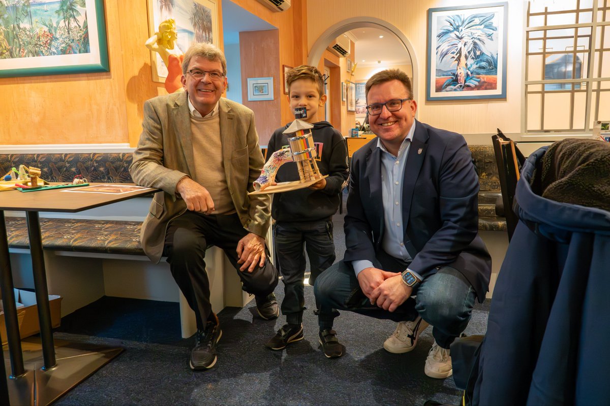 Die Gewinnerinnen und Gewinner des Wettbewerbs „Gestalte dein Lieblings-Spielplatzgerät“ stehen fest! Bei leckerem Eis und guter Laune habe ich gestern gemeinsam mit Olaf Höhn von Florida Eis die kreativsten Modelle prämiert. Herzlichen Glückwunsch an den Erstplatzierten Eddi!