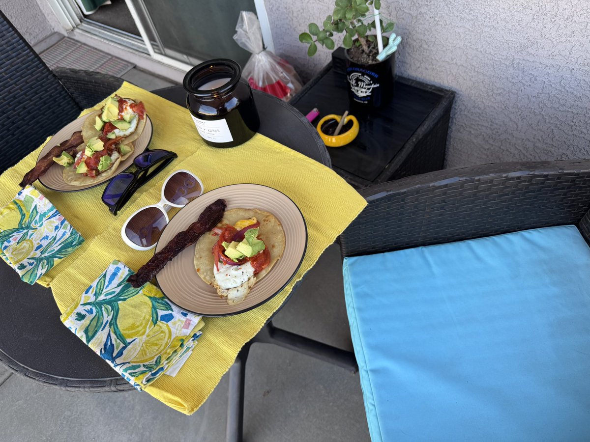 Had a change of scenery 🍃💨
Had breakfast outside with <a href="/MrsDankIVXX/">Mrs. Dank</a> ❤️💛💚🩵