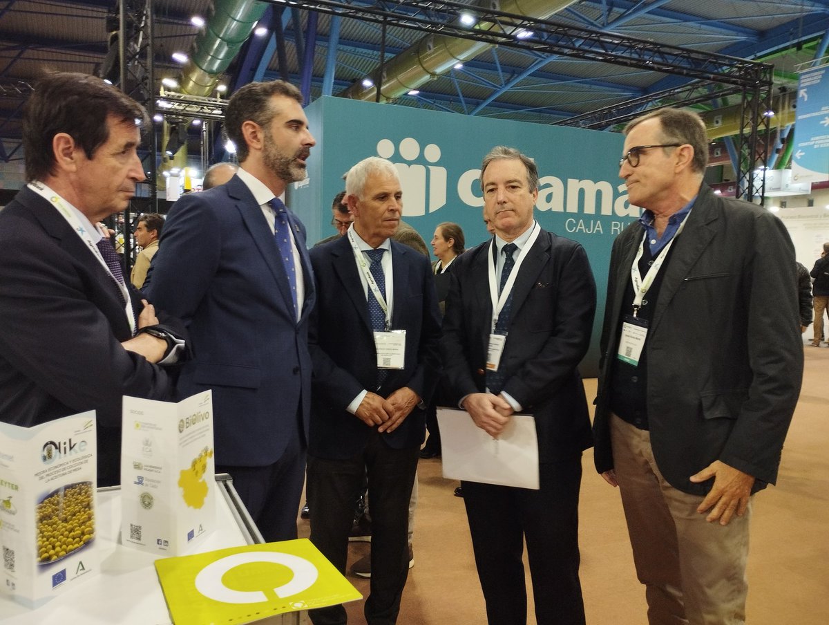 CoopsAgroAND's tweet photo. El consejero @RamonFPM @AgriculturAnd se interesa por los proyectos de #innovación de #cooperativas en el stand de #CoopsAgroAND en @ExpoAgritech 
➡️@CDiazBarroso explica en qué consisten
@AgrovegetalSA https://t.co/YabEsKJXiQ