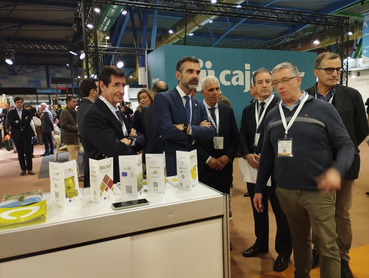 CoopsAgroAND's tweet photo. El consejero @RamonFPM @AgriculturAnd se interesa por los proyectos de #innovación de #cooperativas en el stand de #CoopsAgroAND en @ExpoAgritech 
➡️@CDiazBarroso explica en qué consisten
@AgrovegetalSA https://t.co/YabEsKJXiQ
