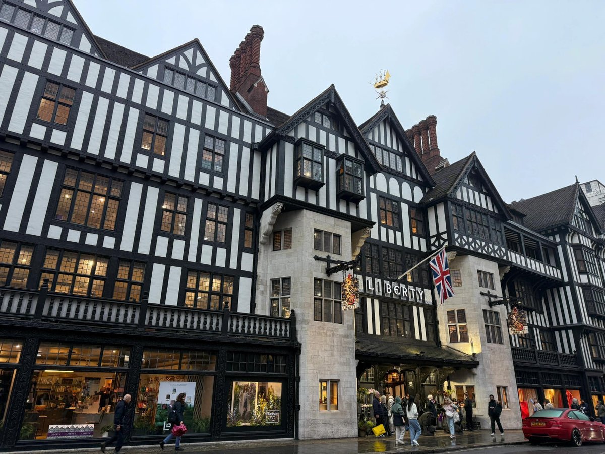 KfteK's tweet image. Stroll in a space full of artistic atmosphere and feel the tranquility of time and the charm of architecture. A classic built with Lego, paying tribute to the classic! 🌟