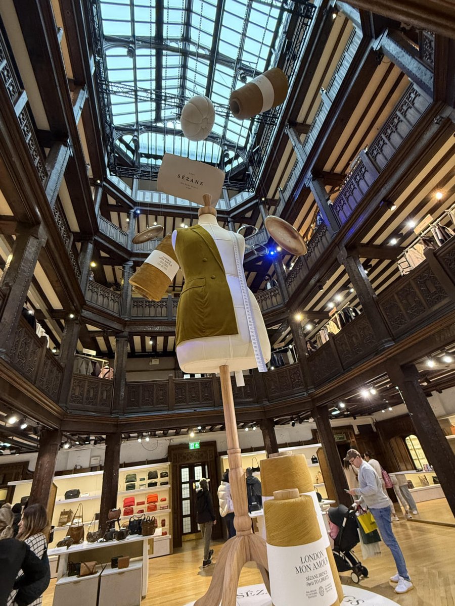 KfteK's tweet image. Stroll in a space full of artistic atmosphere and feel the tranquility of time and the charm of architecture. A classic built with Lego, paying tribute to the classic! 🌟