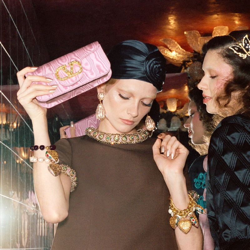 MaisonValentino's tweet photo. A holiday in pursuit of pleasure, signed with the Maison's iconic #VLOGO. 
Shop #VALENTINOGARAVANI accessories envisioned in evocative new shades at https://t.co/FruWky5Rq3

#ValentinoAvantLesDébuts