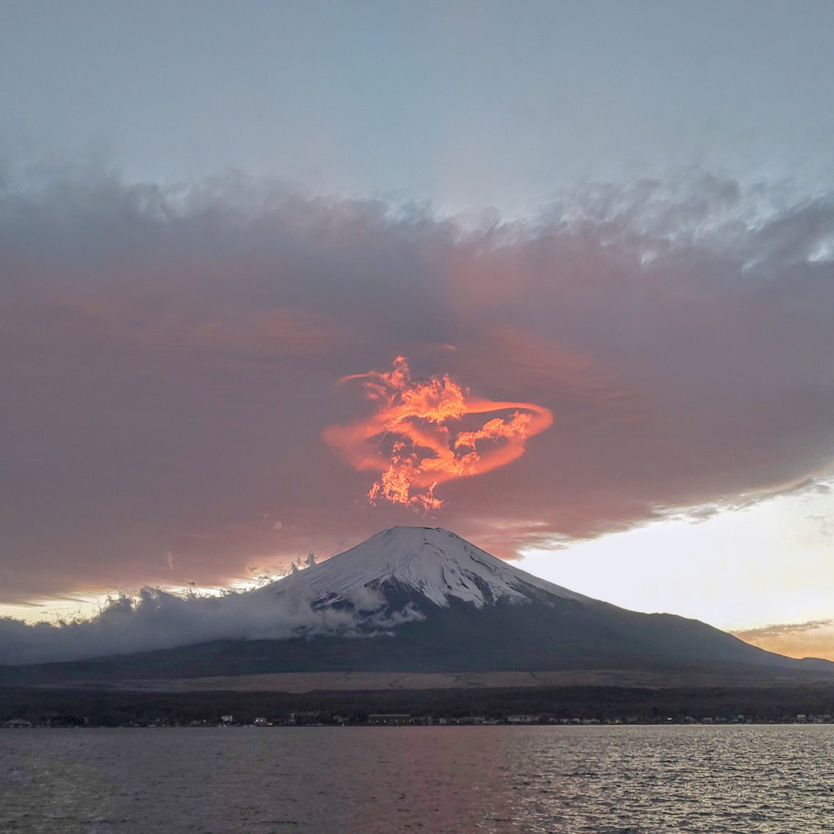 富士山の上に龍神さまが居る～！ すごい！