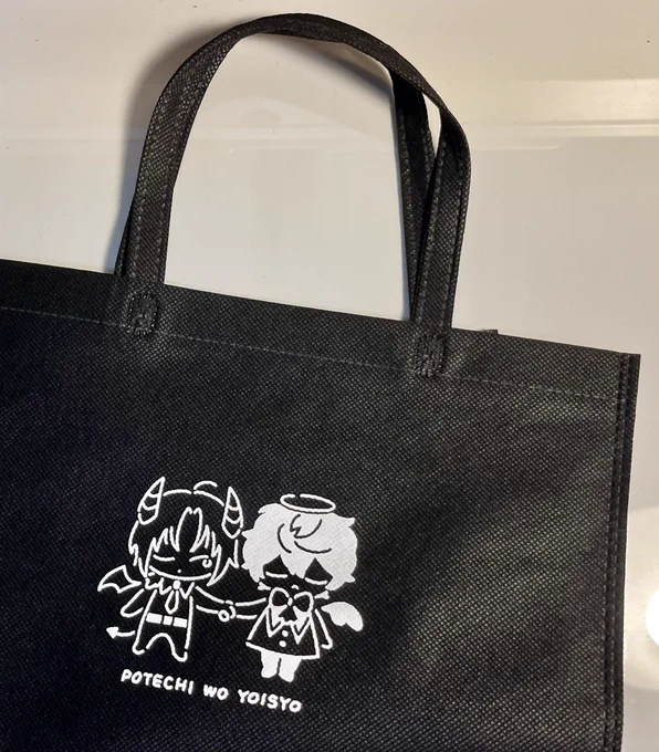 (3)新刊セットなるものがありますこちらの袋に本、ミニカレンダー、アクスタ、シールを入れてお渡しする予定です 