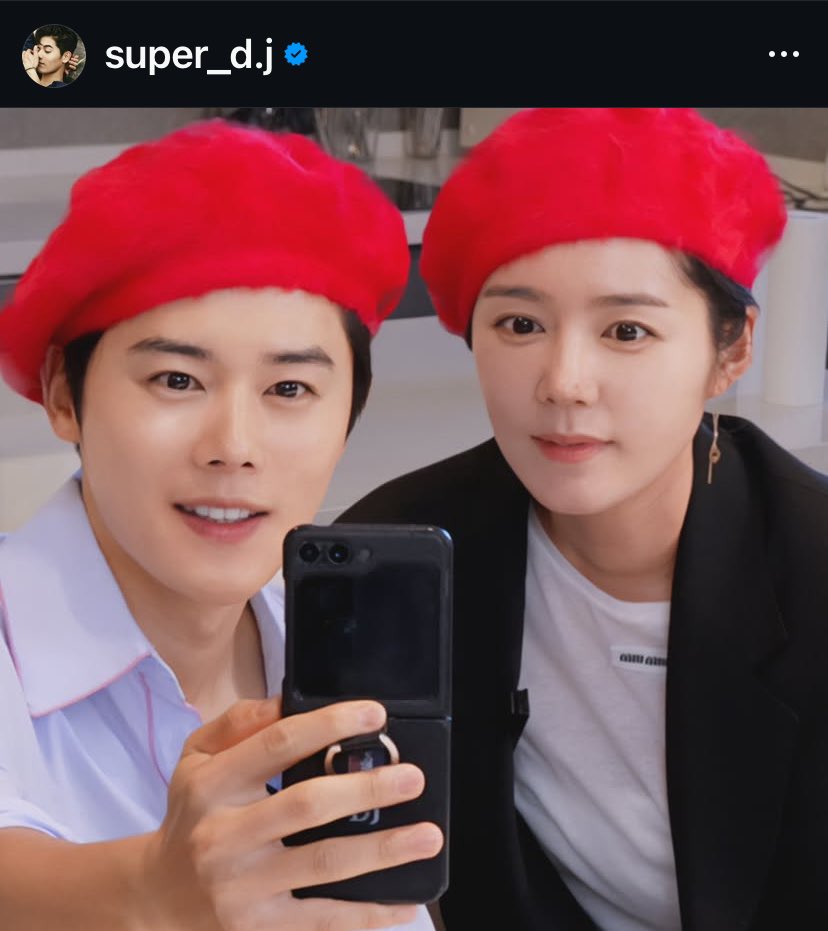 Kwang4Siwan's tweet image. แก แก ดูพี่ๆ เขาแซวมังเน่ 
#KimDongjun ลงรูปคู่รุ่นพี่ คู่เหมือน #HanGaIn แล้วดู ZEA แทกทีมมาป่วนดิ

#YimSiwan : วันนี้ดงจุนใส่ต่างหู
#ParkHyungSik : ดงจุนคนซ้ายหรือคนขวา
#KimKevin : ฝาแฝดชัดชัด
#Minwoo : เหมือนสุดๆ
😂😂😂