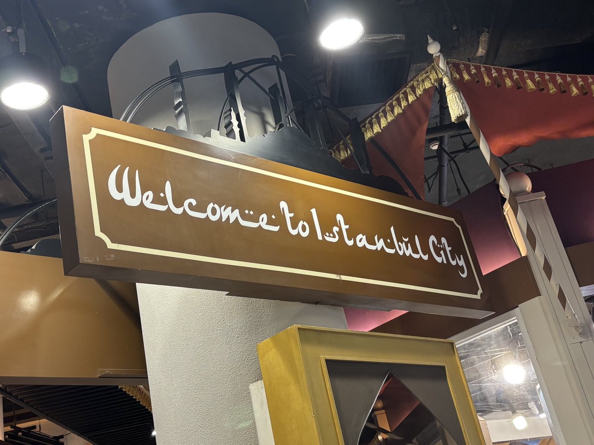 maya_write's tweet photo. バンコクに行ったときTerminal21で「あ！これってココだったんだ」とカタカタ風「UPDATED TREND HERE」を見た後、アラビア語風「Welcome to Istanbul City」が読めたときは感動したもんだ。
誰だよコレ考えたクリエイター…天才すぎるて。 https://t.co/M9piTTzJN9
