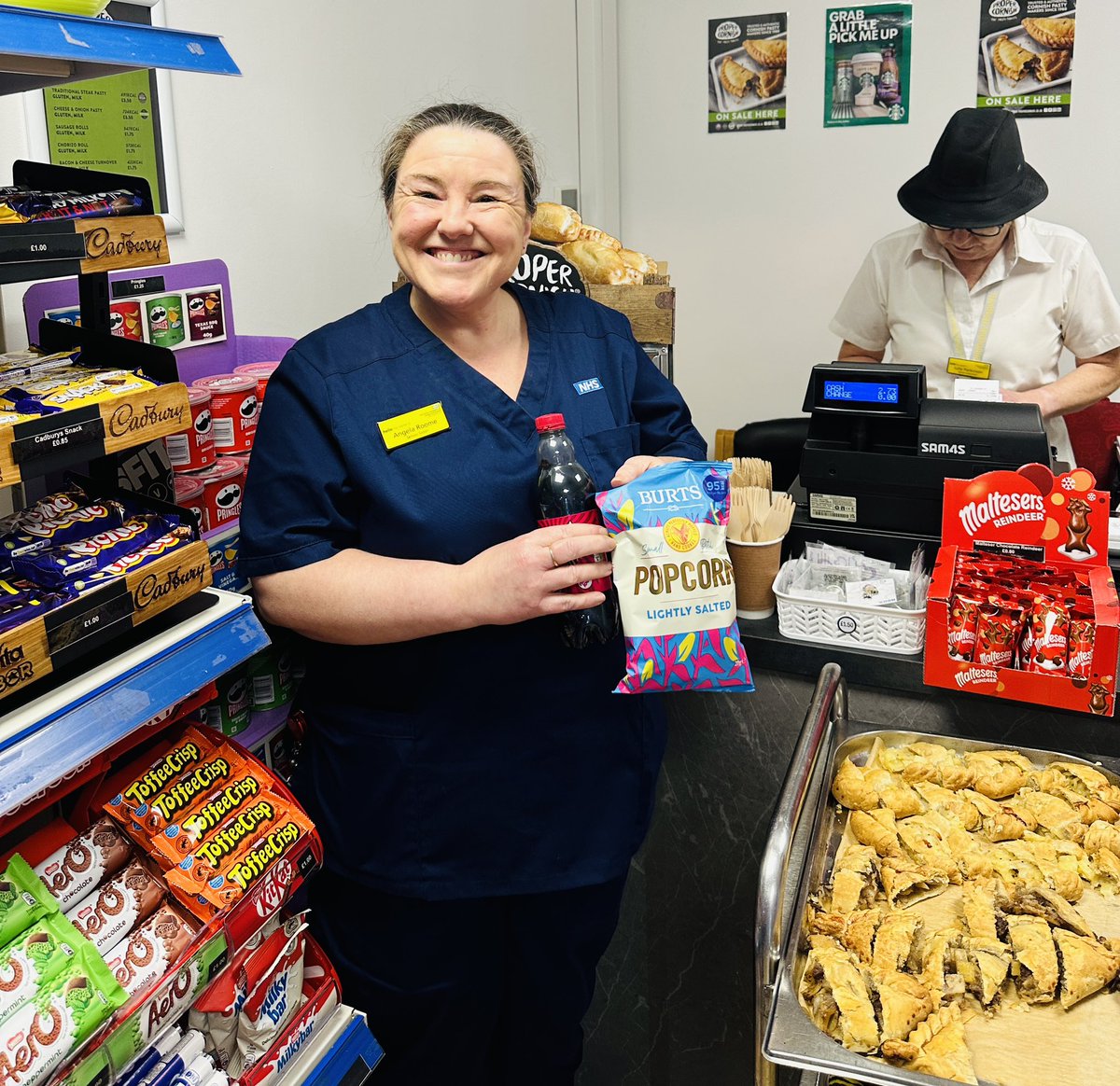 Thank you to everyone who turned up to support the opening of The Lamp Grab &amp; Go shop #FNCH <a href="/UHDBTrust/">University Hospitals of Derby and Burton NHS FT</a> <a href="/hospitalcharity/">Derby & Burton Hospitals Charity 💙</a> <a href="/AngRoome/">AngR</a> the Lamp’s 1st customer 🥳