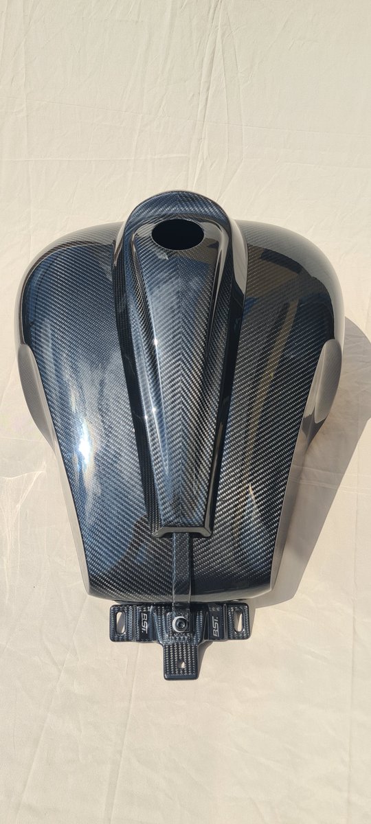 BlackStoneTek's tweet photo. BST presents OEM Replacement tank for Harley Davidson upto year model 2024 .
Made to order starting at $2,500.00
Capacity is 24 litres / 6,34 US Gallons.
#carbonfibre #fueltank #harleydavidson #custom #blackstonetek
#bst #fuelcell #oemreplacement https://t.co/dutbGKQz30