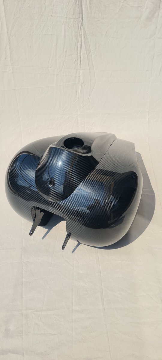 BlackStoneTek's tweet photo. BST presents OEM Replacement tank for Harley Davidson upto year model 2024 .
Made to order starting at $2,500.00
Capacity is 24 litres / 6,34 US Gallons.
#carbonfibre #fueltank #harleydavidson #custom #blackstonetek
#bst #fuelcell #oemreplacement https://t.co/dutbGKQz30