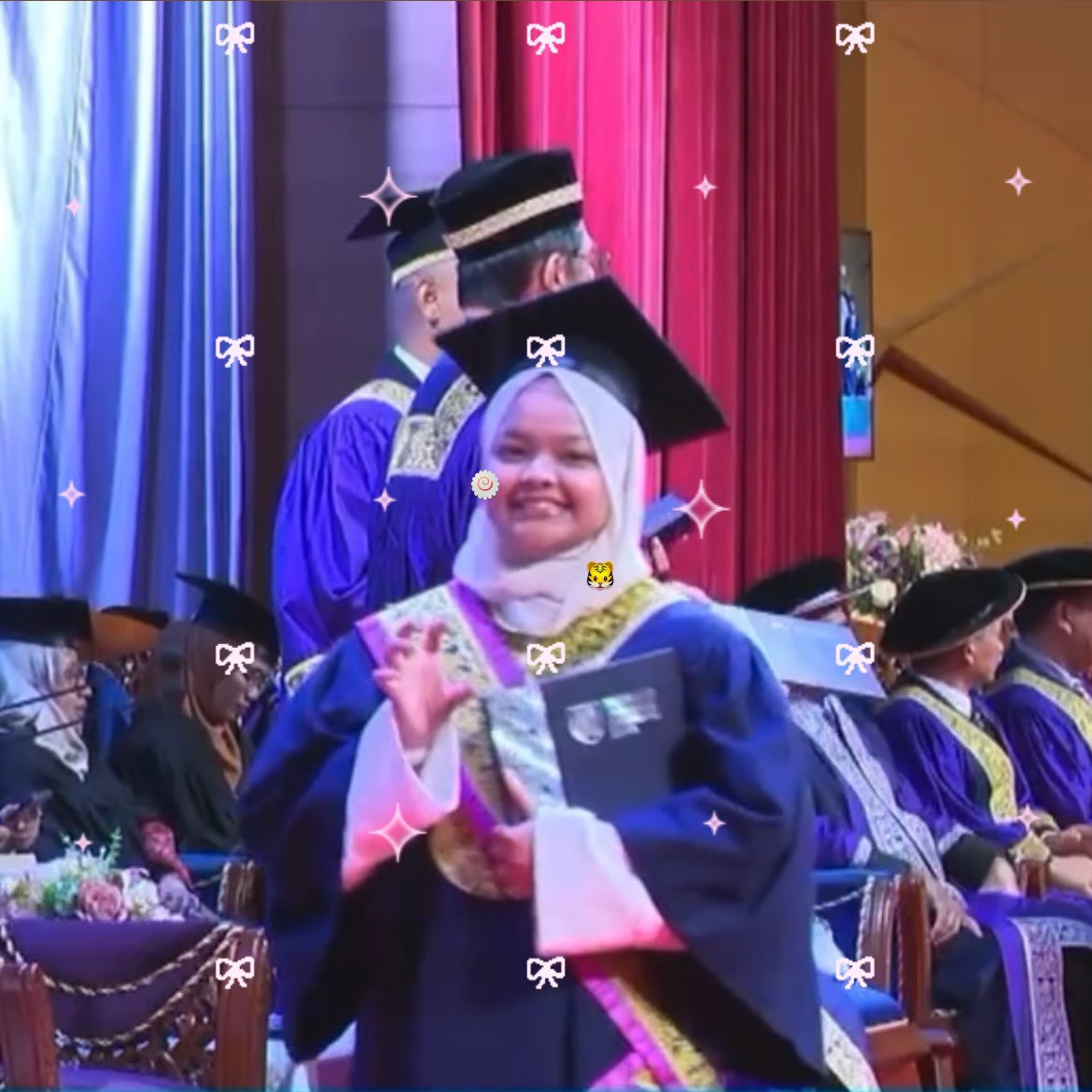 forjakewons's tweet photo. graduated today!!! she’s a medical lab tech diploma holder now ᕦ(ò_óˇ)ᕤ

ft wooseok who came to congratulate me ?????! T___T &amp; horanghae pose on stage for my hoshi! 🐯💛 https://t.co/ME6nBWArf2