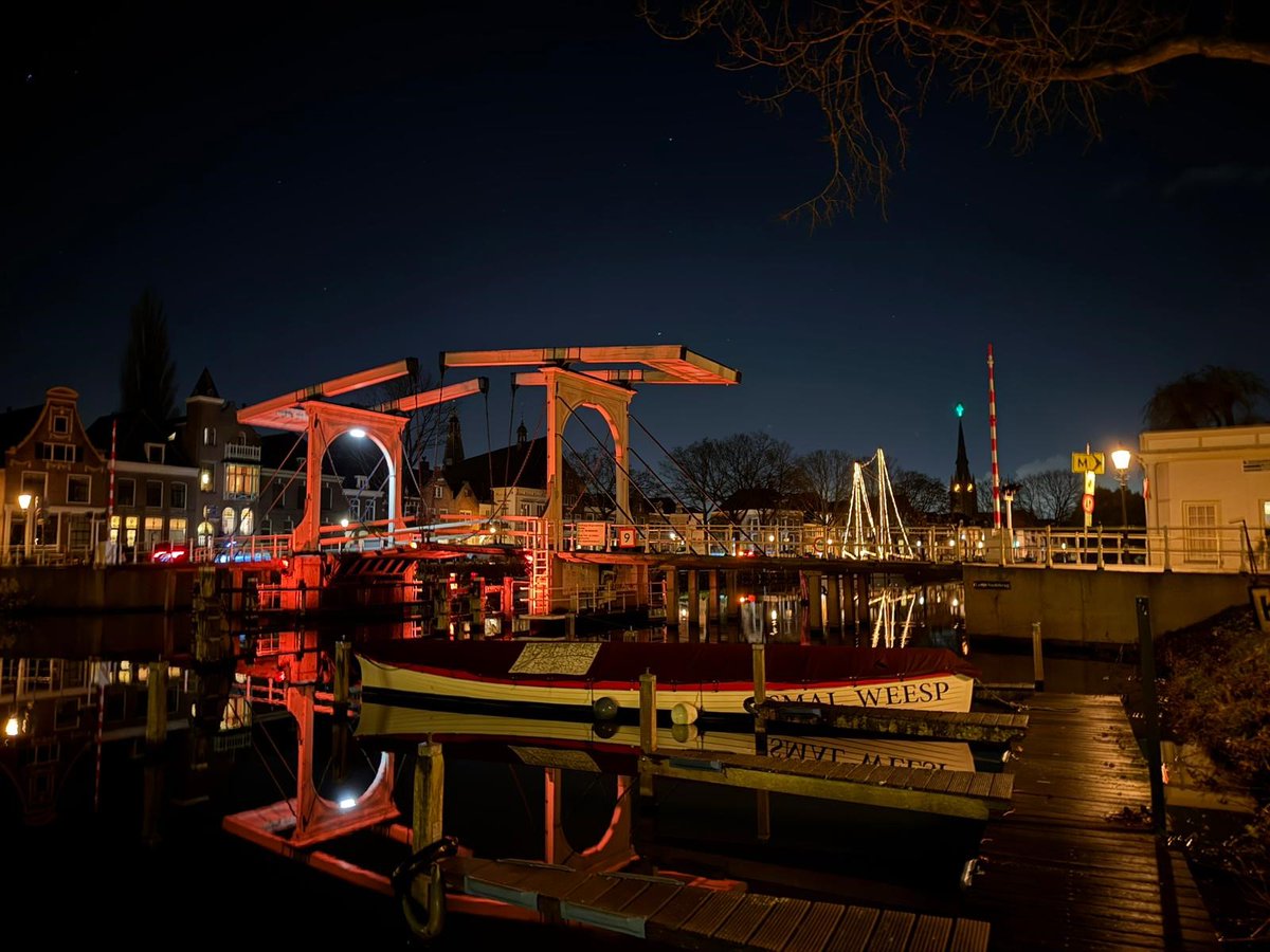 💡Is het je al opgevallen? In Weesp zijn drie bruggen oranje verlicht.🧡 Dit is vanwege Orange the World: de campagne om geweld tegen vrouwen en meisjes te stoppen. ⤵️ amsterdam.nl/nieuws/nieuwso…
